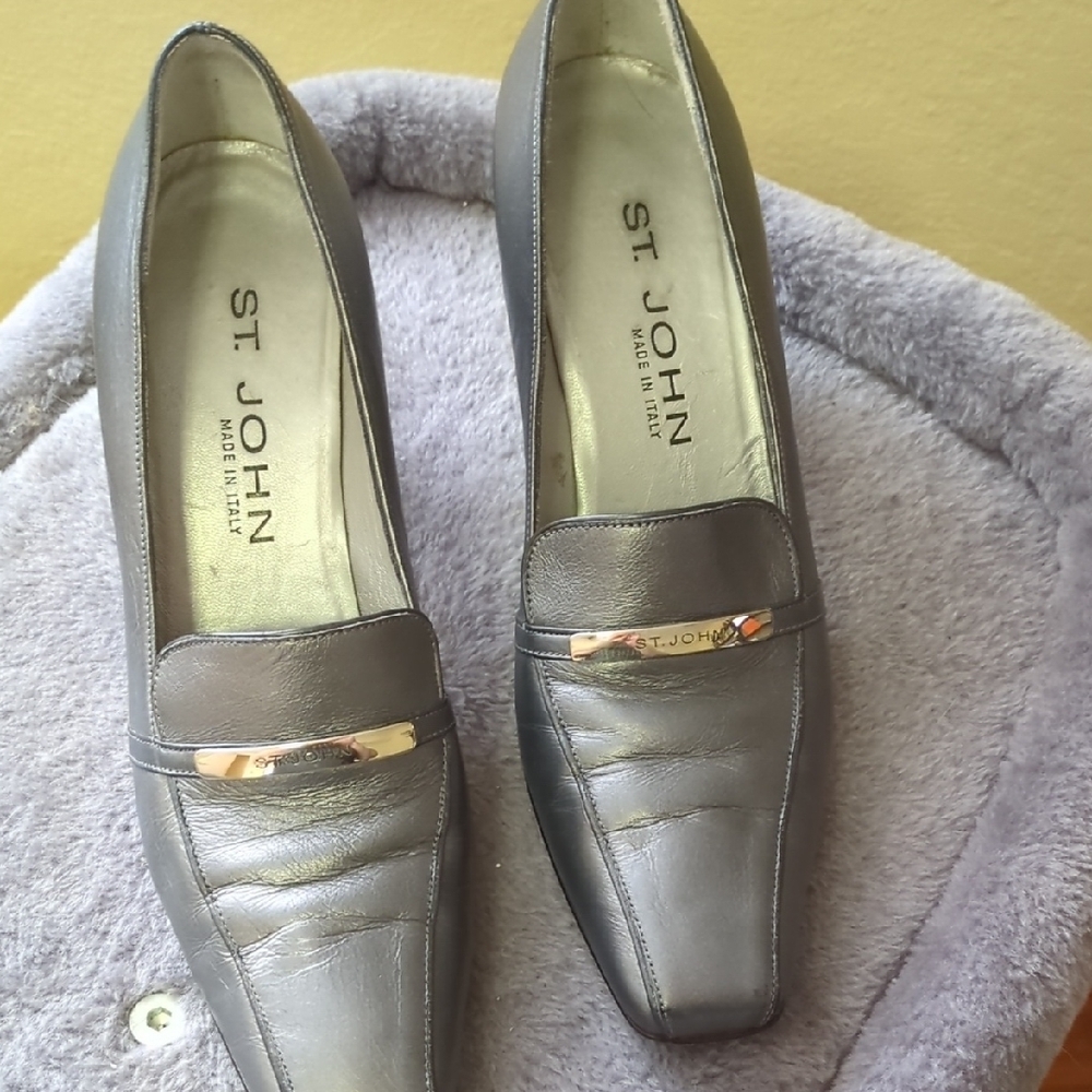 St. John Gray Leather Pumps with Decorative Logo Bar